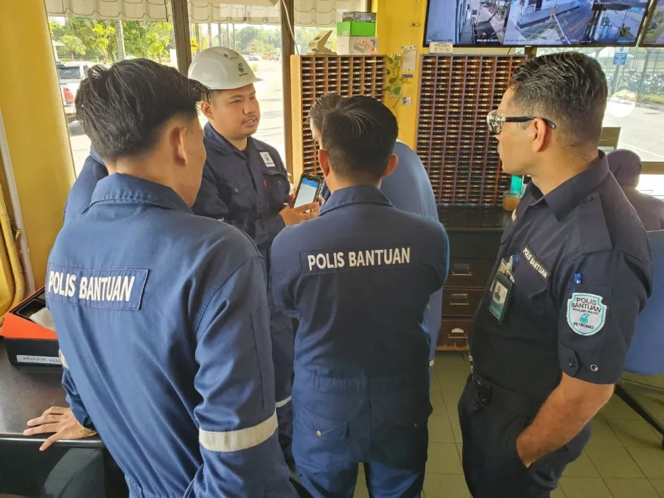 Kakitangan TrackerHero melatih pegawai keselamatan mengenai sistem rondaan di tapak pelanggan
