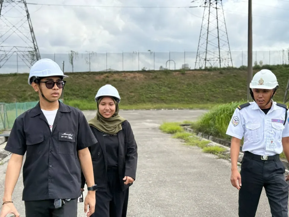 Pasukan TrackerHero melatih kakitangan TNB di tapak