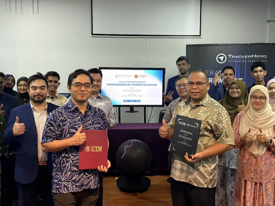 Menandatangani MoU antara UTM dan TrackerHero